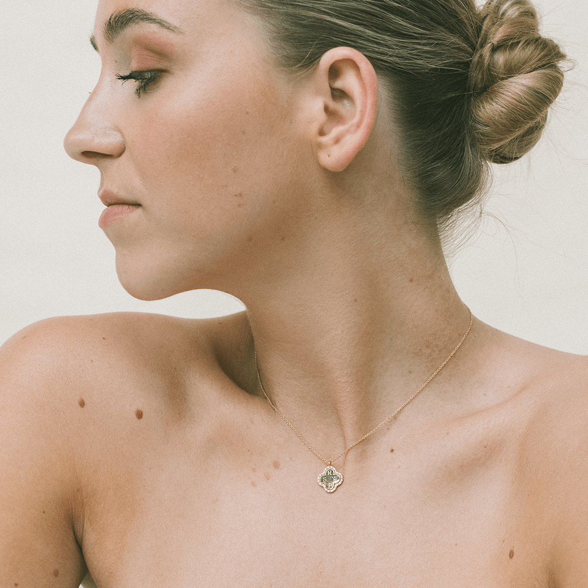 Pavé Initial Clover Ketting