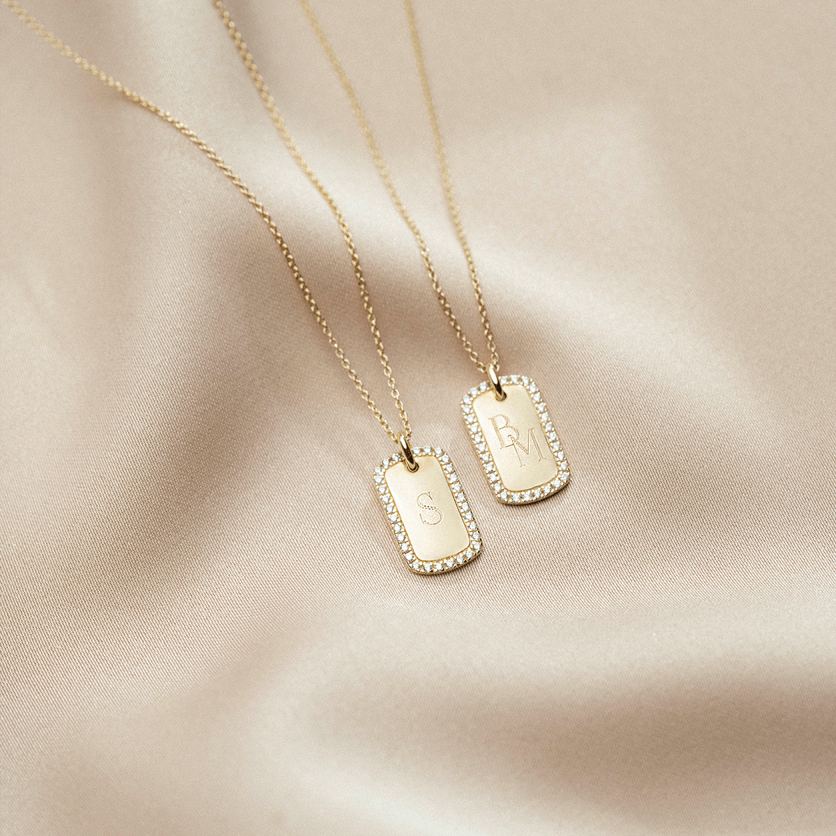 Pavé Monogram Tag Kette Deluxe